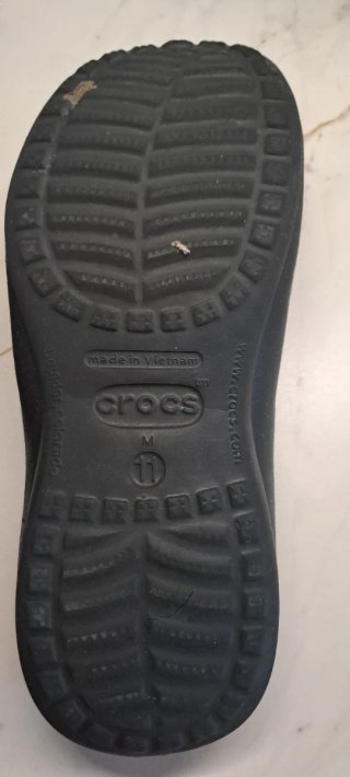 Crocs chancla de dedo en negro y gris. Hombre