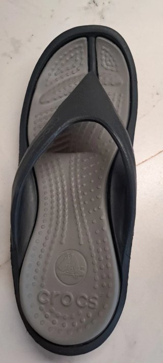 Crocs chancla de dedo en negro y gris. Hombre