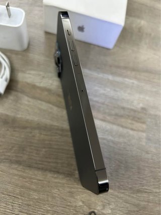 iPhone 13 Pro Max con cargador y AirPods