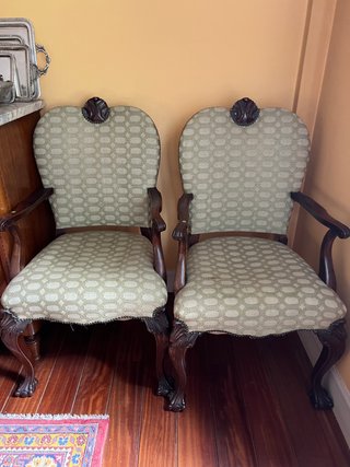 Pareja de sillones de madera estilo clásico