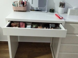 Escritorio blanco con cajón en perfecto estado