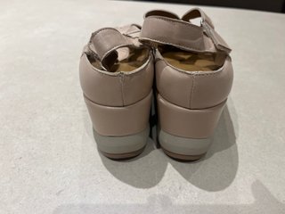 Sandalias de piel beige y oro