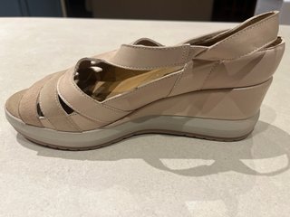 Sandalias de piel beige y oro