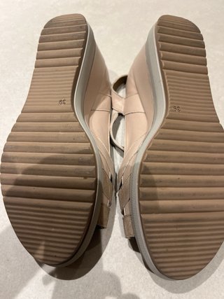 Sandalias de piel beige y oro