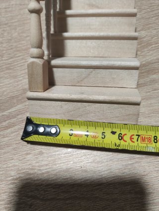 Escalera de madera para casa de muñecas