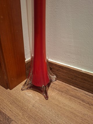 Jarrón de suelo de cristal rojo.