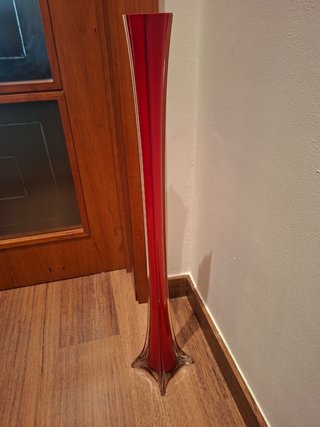 Jarrón de suelo de cristal rojo.