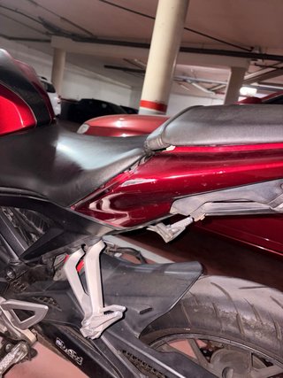 Honda CB125R Roja y Plateada