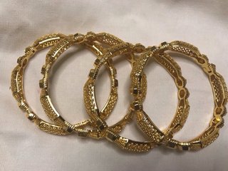 Pulseras doradas de diseño