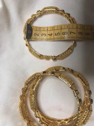 Pulseras doradas de diseño