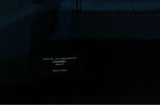 Elegante e meraviglioso beauty case / pochette Chanel (15cm x 15cm x 8cm) in pelle, con rispettiva scatola Chanel