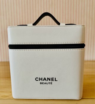Elegante e meraviglioso beauty case / pochette Chanel (15cm x 15cm x 8cm) in pelle, con rispettiva scatola Chanel