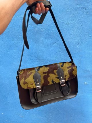 Bolso bandolera camuflaje y piel