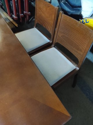 Mesa de comedor con 4 sillas