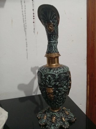Jarrón antiguo de bronce y latón