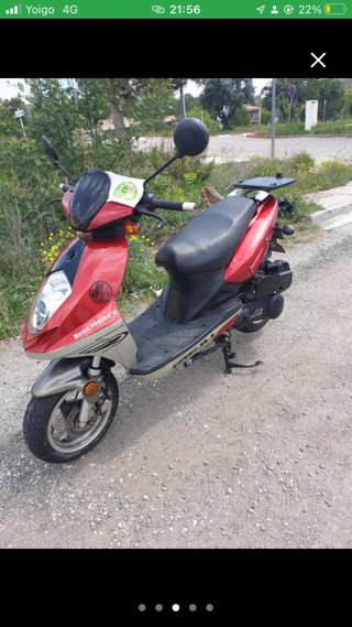 Rieju Pacific 125 Scooter Roja y Negra