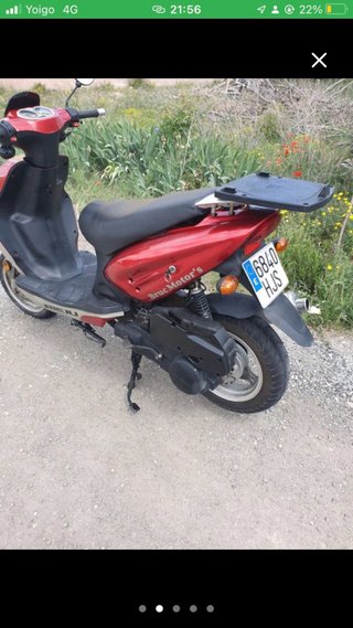 Rieju Pacific 125 Scooter Roja y Negra