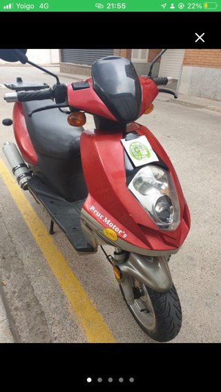 Rieju Pacific 125 Scooter Roja y Negra
