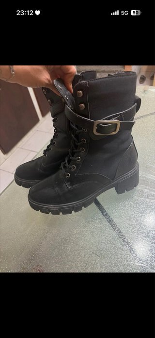 Stivaletti neri con fibbia e lacci