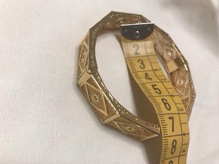 Pulsera dorada con diseño geométrico