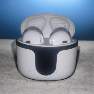 Auriculares Inalámbricos Blancos y Negros
