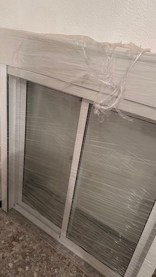 Ventana corredera aluminio blanca con persiana