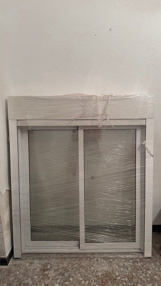 Ventana corredera aluminio blanca con persiana