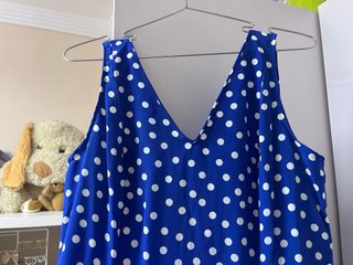 Vestido azul con lunares