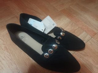 Zapatos planos negros con tachuelas
