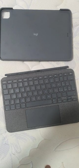 Teclado Logitech Combo Touch iPad Pro 11