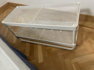 Estante metálico IKEA con perchero