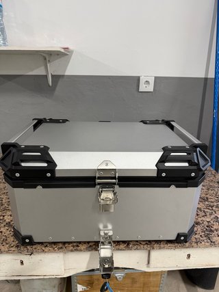 Baúl de moto aluminio 65L + respaldo de pasajero