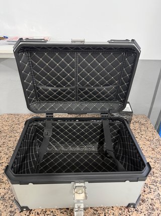 Baúl de moto aluminio 65L + respaldo de pasajero