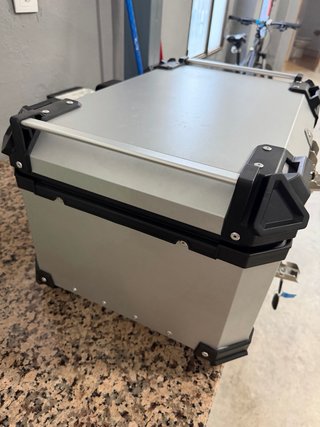Baúl de moto aluminio 65L + respaldo de pasajero