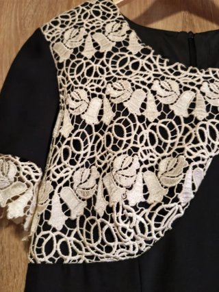 Vestido Negro con Encaje Blanco