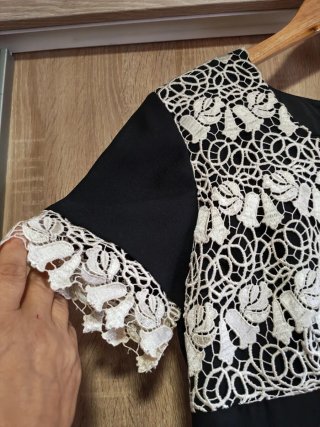 Vestido Negro con Encaje Blanco