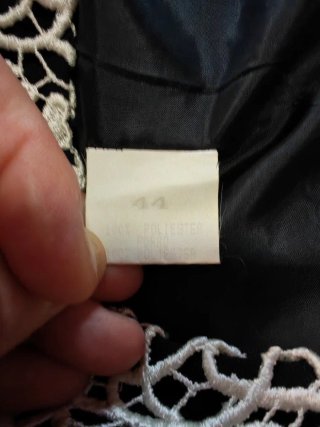 Vestido Negro con Encaje Blanco
