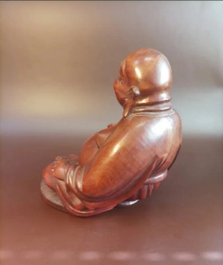 Buda de madera sonriente
