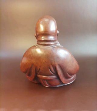 Buda de madera sonriente