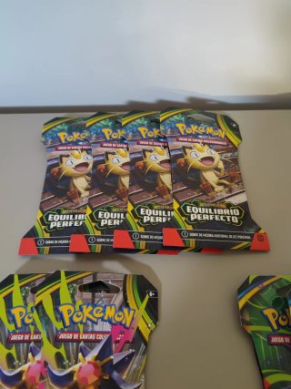 Lote 17 sobres Pokémon