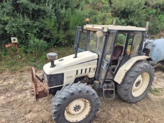 Tractor agrícola blanco