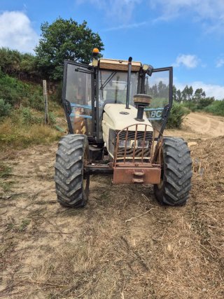 Tractor agrícola blanco