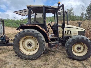 Tractor agrícola blanco