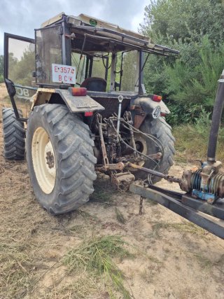 Tractor agrícola blanco