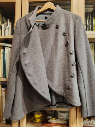 Chaqueta gris entallada T-XL, corte asimétrico