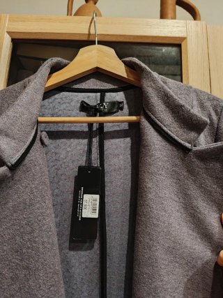Chaqueta gris entallada T-XL, corte asimétrico