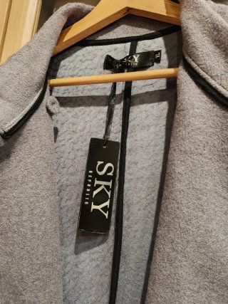 Chaqueta gris entallada T-XL, corte asimétrico