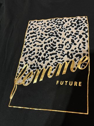 Camiseta negra con estampado de leopardo