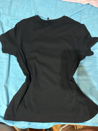 Camiseta negra con estampado de leopardo