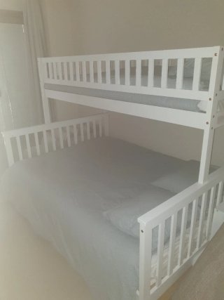 Cama litera de madera blanca